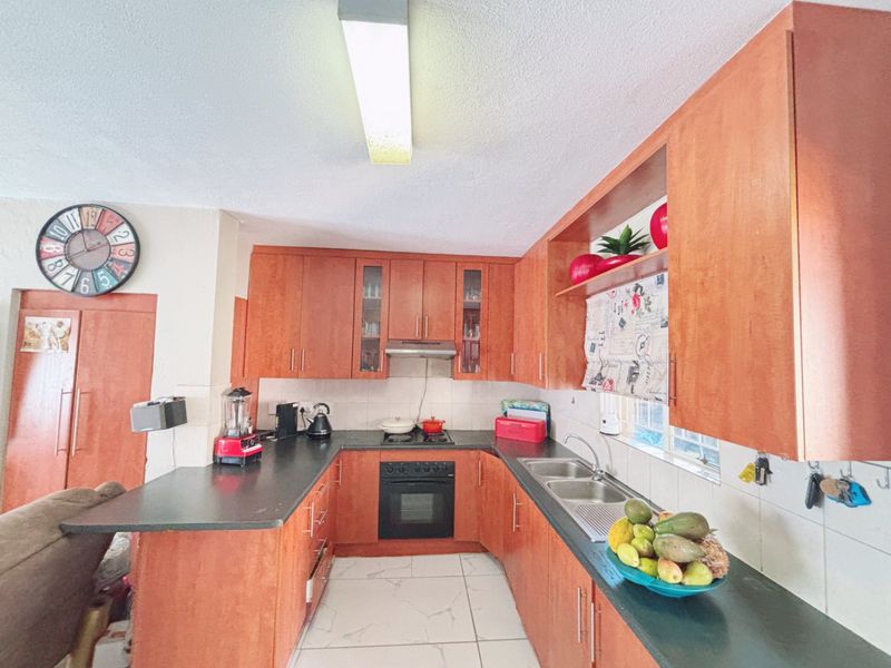 Spacious Three Bedroom Duplex for Sale in Heuwelsig - Photo 4