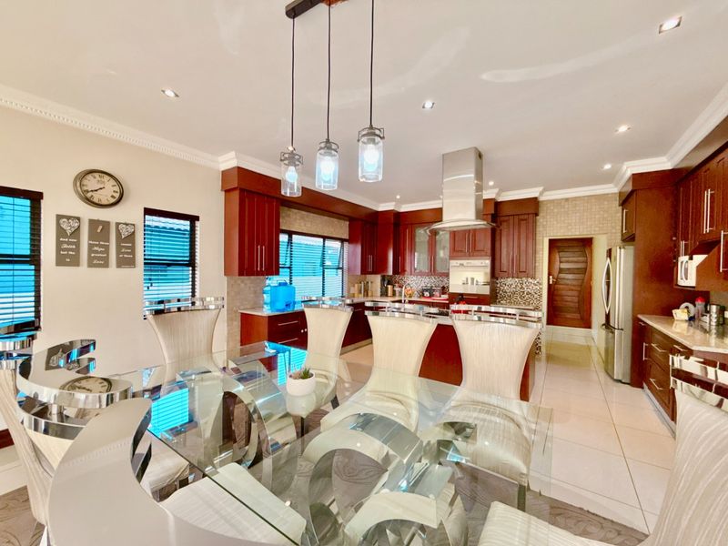 A Contemporary Corner-Stand Home  for Sale in Blue Valley Golf Estate - Photo 8