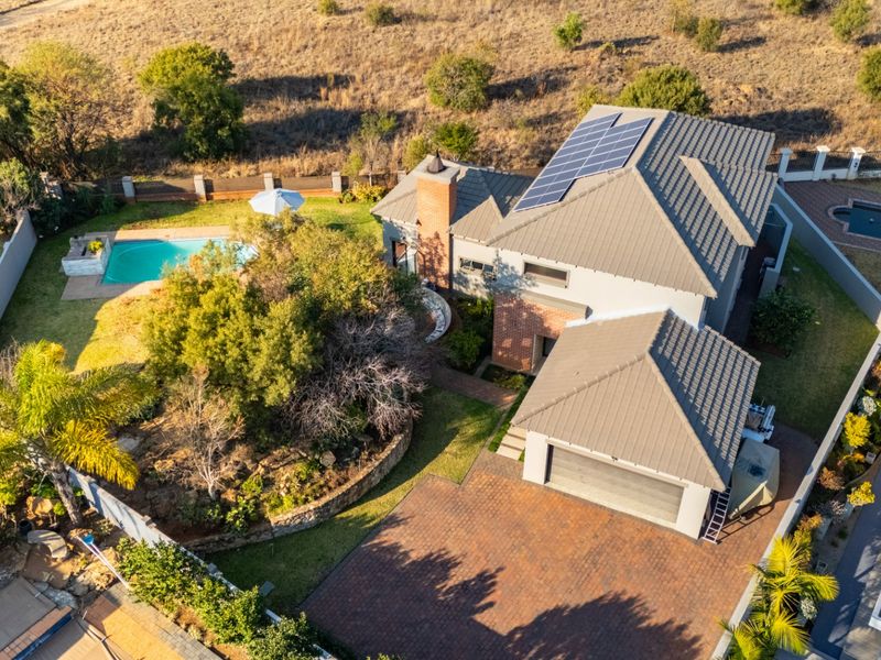 Elegant Greenbelt Retreat with 5 Bedrooms for Sale in Stone Ridge Country Estate - Photo 1