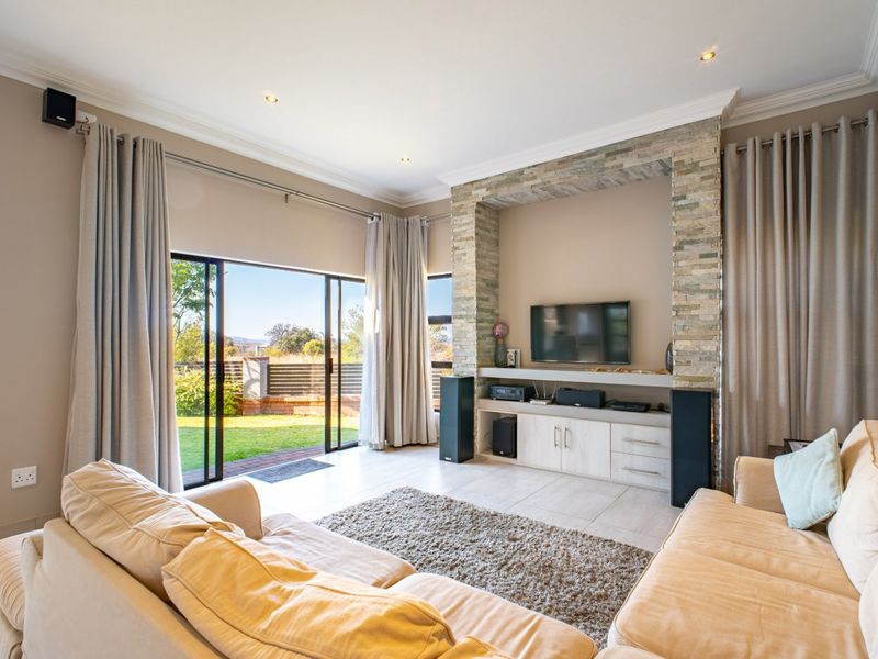 Elegant Greenbelt Retreat with 5 Bedrooms for Sale in Stone Ridge Country Estate - Photo 10
