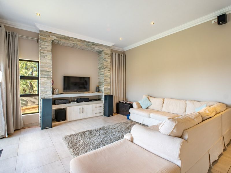 Elegant Greenbelt Retreat with 5 Bedrooms for Sale in Stone Ridge Country Estate - Photo 8