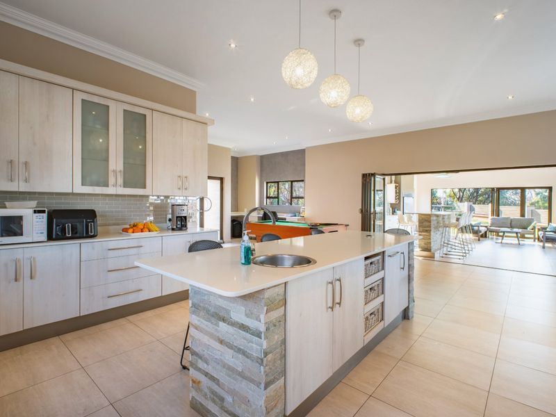 Elegant Greenbelt Retreat with 5 Bedrooms for Sale in Stone Ridge Country Estate - Photo 4