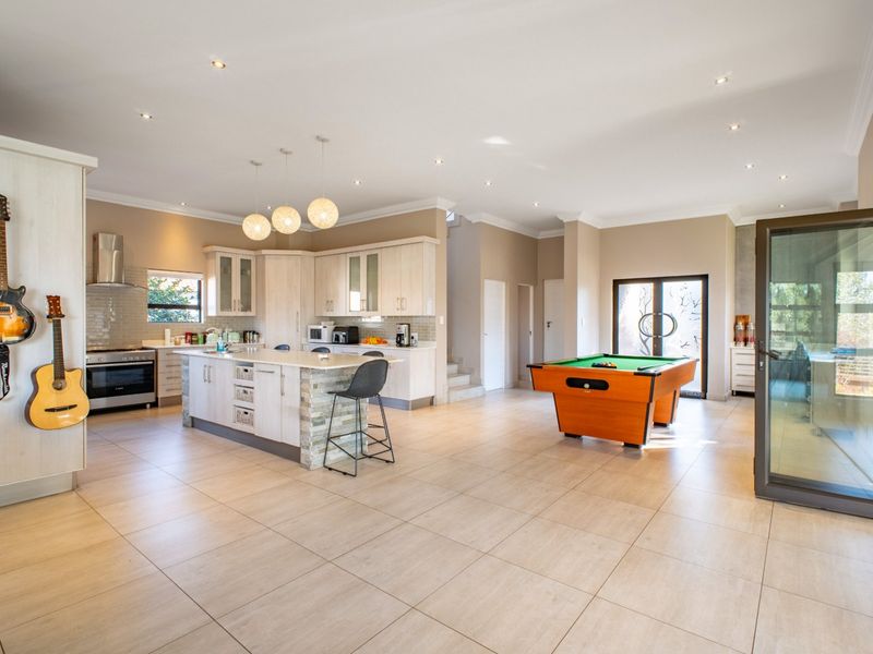 Elegant Greenbelt Retreat with 5 Bedrooms for Sale in Stone Ridge Country Estate - Photo 3
