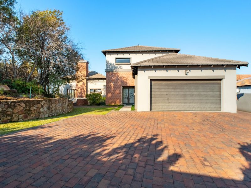 Elegant Greenbelt Retreat with 5 Bedrooms for Sale in Stone Ridge Country Estate - Photo 2