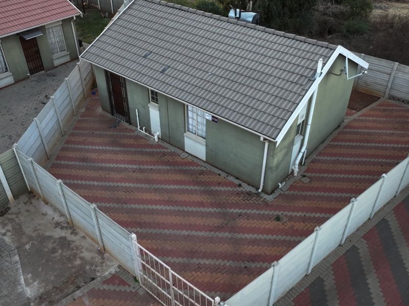 Sunny Sky City home with fibre and security - Photo 4