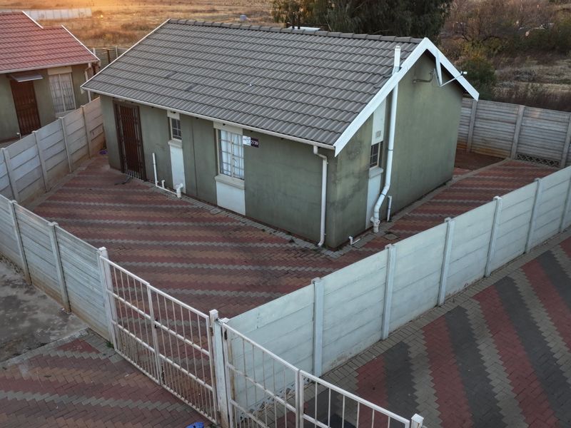 Sunny Sky City home with fibre and security - Photo 3