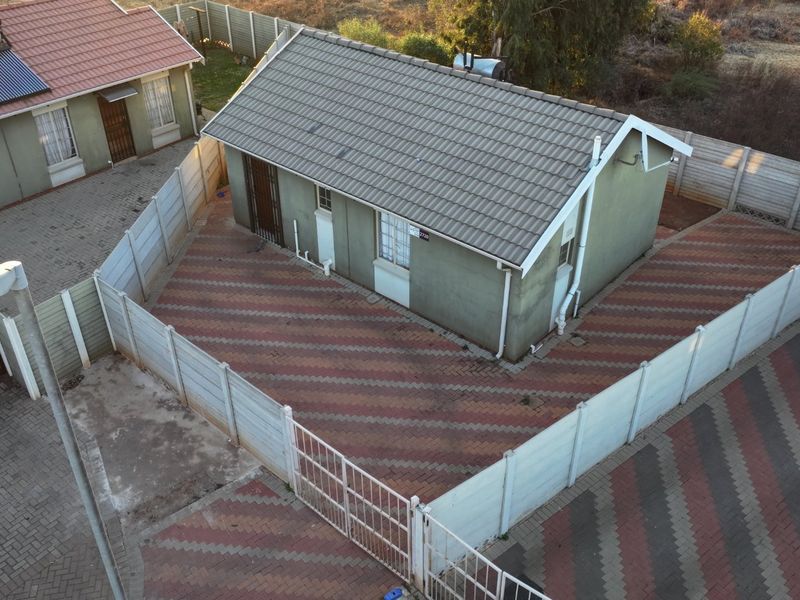 Sunny Sky City home with fibre and security - Photo 1