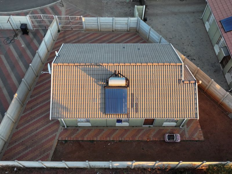 Sunny Sky City home with fibre and security - Photo 6