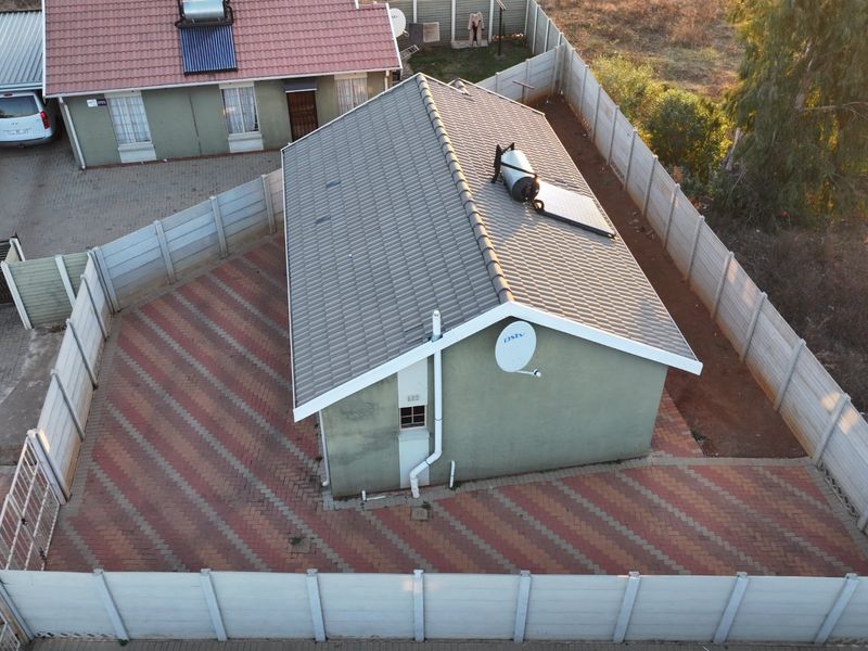 Sunny Sky City home with fibre and security - Photo 7