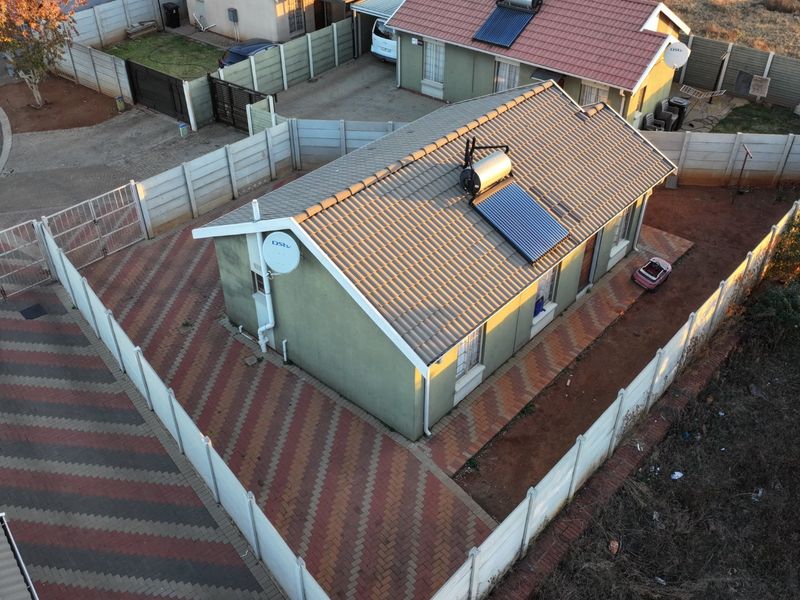 Sunny Sky City home with fibre and security - Photo 2