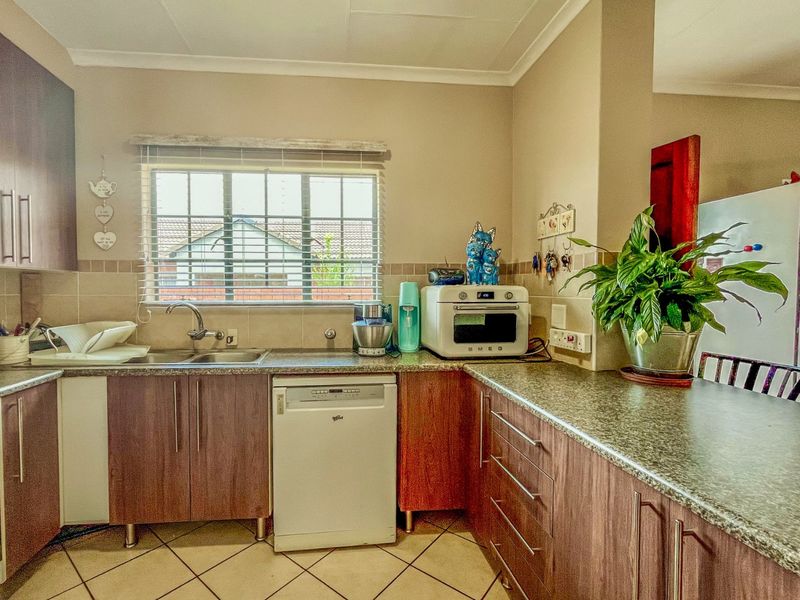 Charming 2 Bedroom Townhouse for Sale in Stoneridge - Photo 3