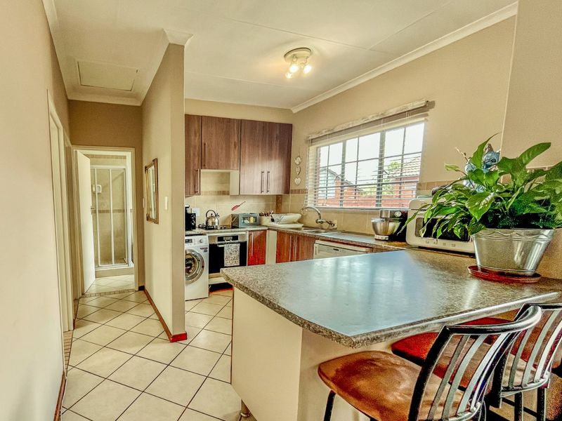 Charming 2 Bedroom Townhouse for Sale in Stoneridge - Photo 5