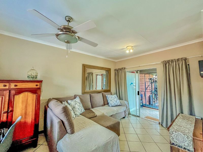 Charming 2 Bedroom Townhouse for Sale in Stoneridge - Photo 7