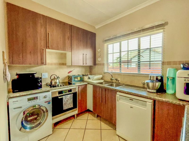 Charming 2 Bedroom Townhouse for Sale in Stoneridge - Photo 4