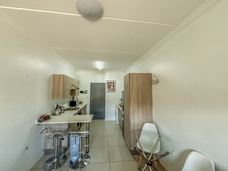 Modern Look-Up and Go 1 Bedroom Apartment /Flat for sale in Halfway Gardens - Photo 4