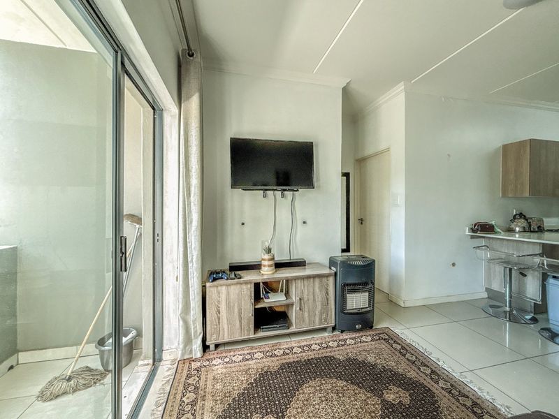 Modern Look-Up and Go 1 Bedroom Apartment /Flat for sale in Halfway Gardens - Photo 10