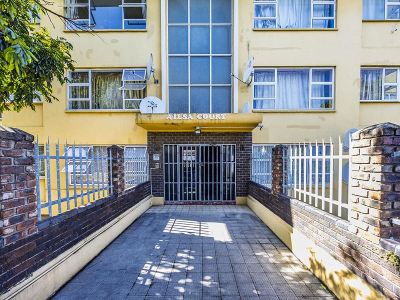 3 Bedroom Apartment for Sale in Southernwood  - Photo 1