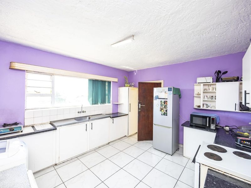 3 Bedroom Apartment for Sale in Southernwood  - Photo 2