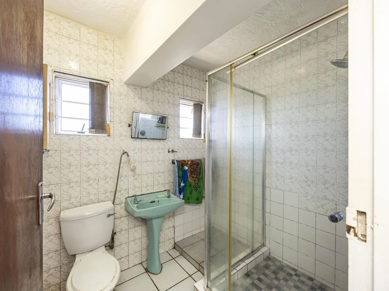 3 Bedroom Apartment for Sale in Southernwood  - Photo 3