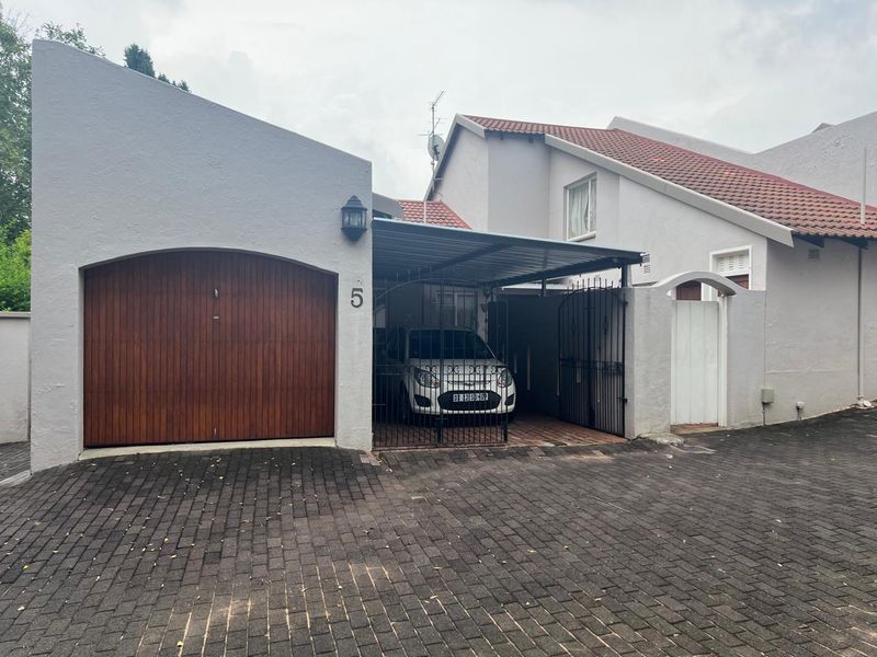 Peaceful 2-Bedroom Townhouse with Loft in Sought-After Paulshof - Photo 4