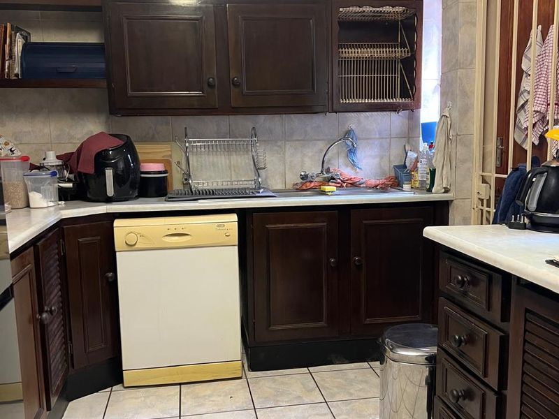 Peaceful 2-Bedroom Townhouse with Loft in Sought-After Paulshof - Photo 8