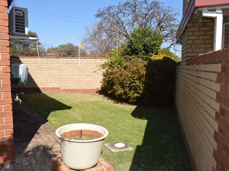 Elegant 2 Bedroom Townhouse in an Exclusive Security Estate - Photo 9