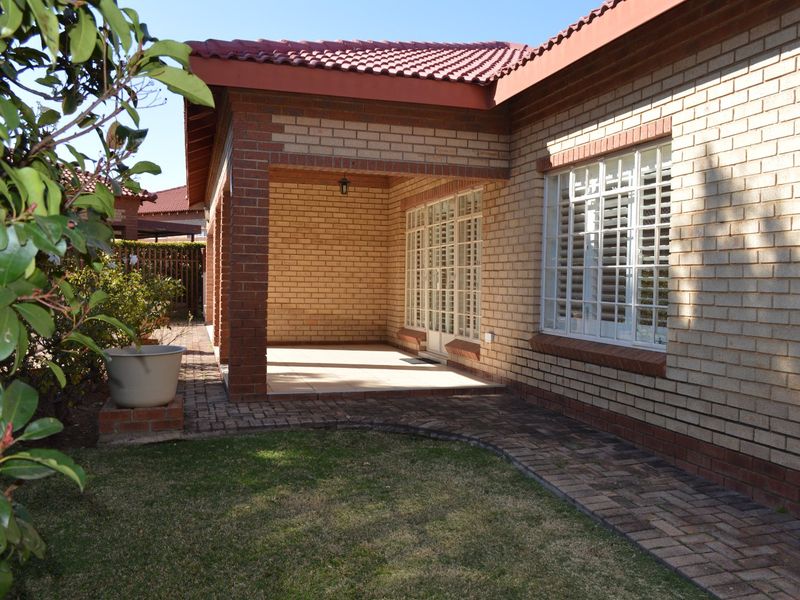 Elegant 2 Bedroom Townhouse in an Exclusive Security Estate - Photo 8