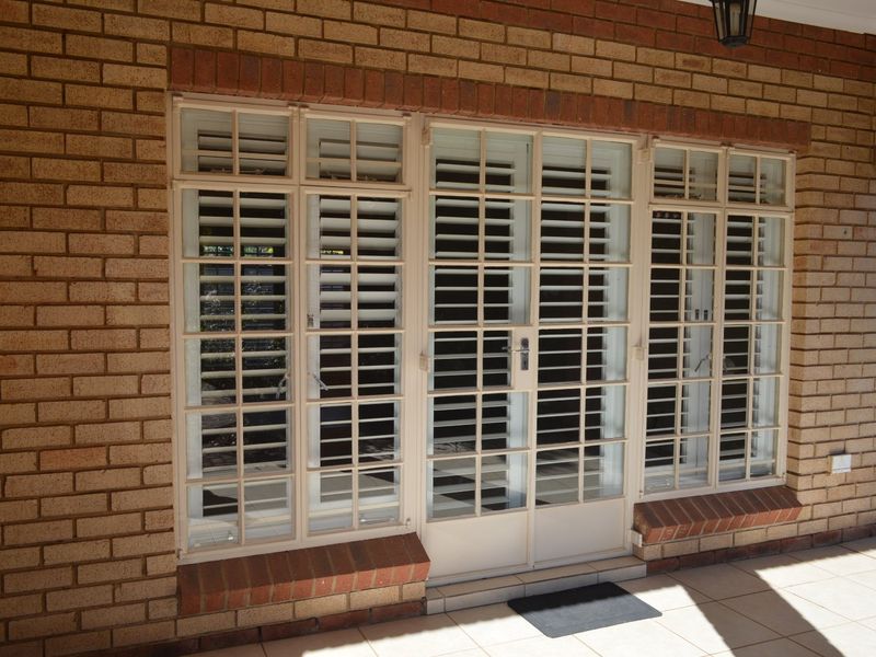 Elegant 2 Bedroom Townhouse in an Exclusive Security Estate - Photo 6