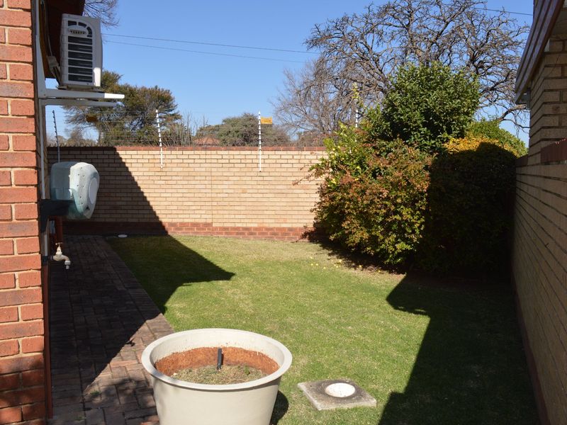 Elegant 2 Bedroom Townhouse in an Exclusive Security Estate - Photo 7