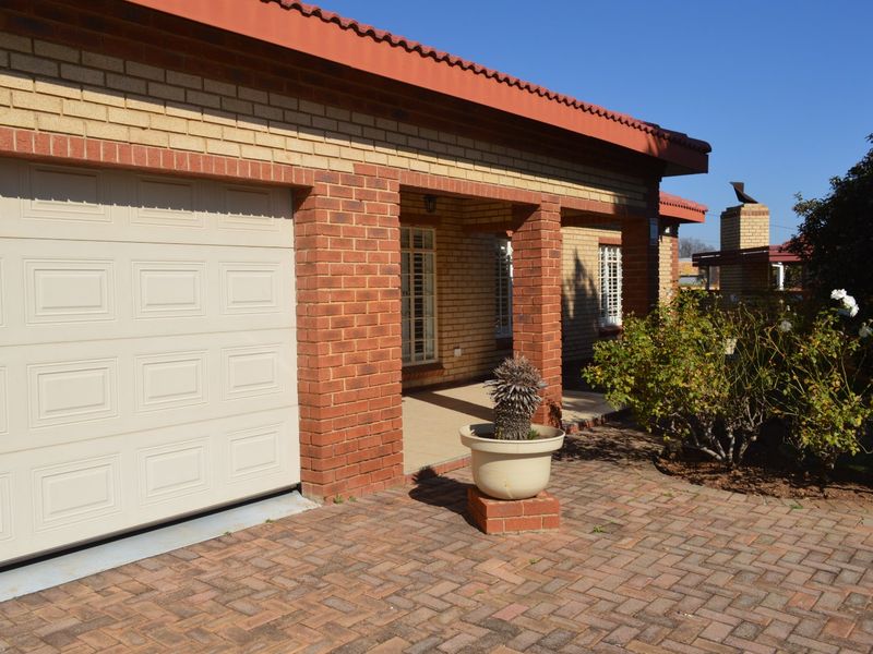 Elegant 2 Bedroom Townhouse in an Exclusive Security Estate - Photo 3