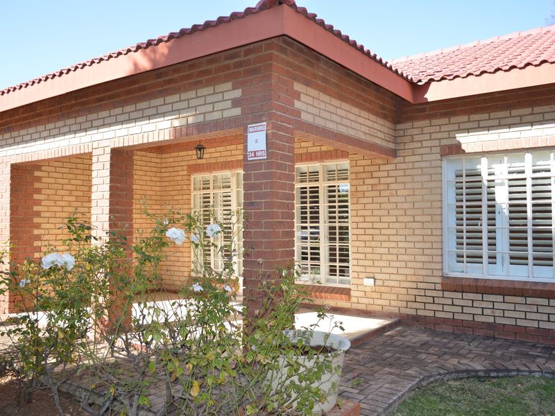 Elegant 2 Bedroom Townhouse in an Exclusive Security Estate - Photo 1