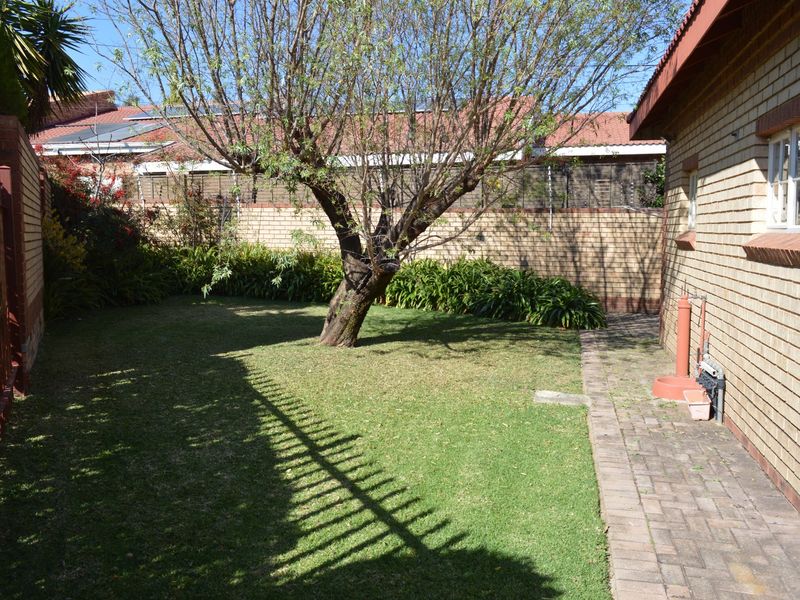 Elegant 2 Bedroom Townhouse in an Exclusive Security Estate - Photo 5