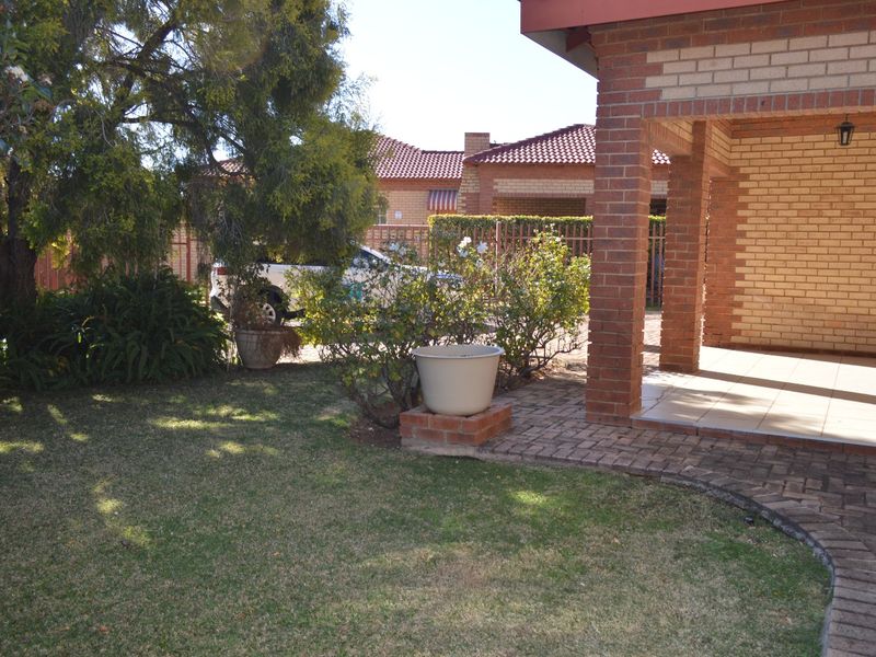 Elegant 2 Bedroom Townhouse in an Exclusive Security Estate - Photo 10
