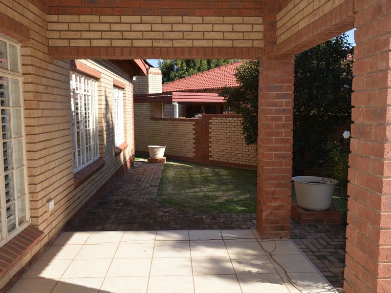 Elegant 2 Bedroom Townhouse in an Exclusive Security Estate - Photo 4