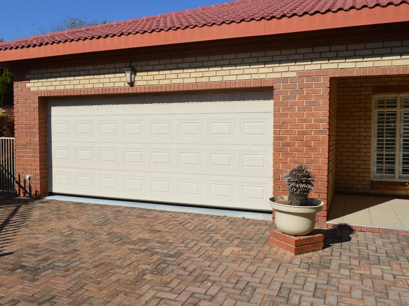 Elegant 2 Bedroom Townhouse in an Exclusive Security Estate - Photo 2