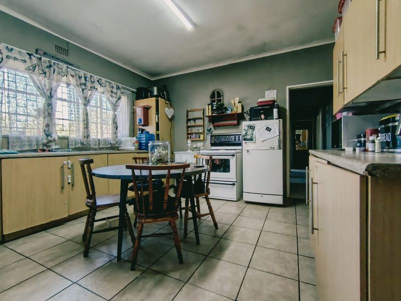 Comfortable 3 Bedroom Family Home for Sale in Leeudoringstad, North West - Photo 6