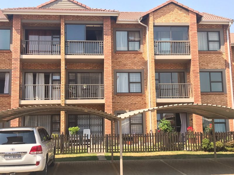 Charming & Spacious Apartment in Sought-After Over-50s Lifestyle Estate - Photo 1