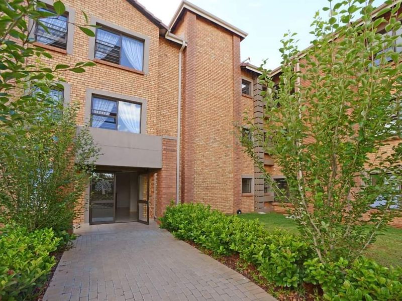 Charming & Spacious Apartment in Sought-After Over-50s Lifestyle Estate - Photo 2