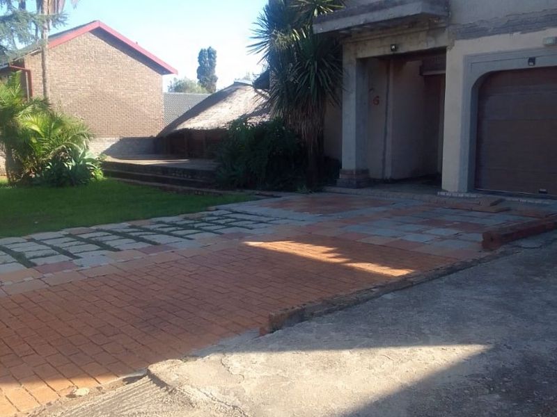 HOUSE FOR SALE IN BIRCHLEIGH  - Photo 3