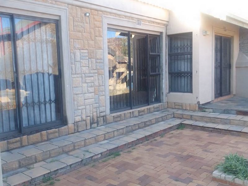 HOUSE FOR SALE IN BIRCHLEIGH  - Photo 1