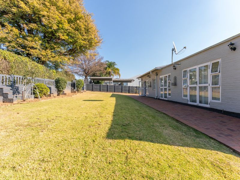 Exceptional Family Home with Separate Cottage on a Prime Corner Stand in Lakeside Village - Photo 4
