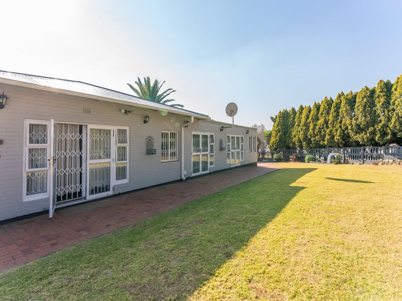 Exceptional Family Home with Separate Cottage on a Prime Corner Stand in Lakeside Village - Photo 3