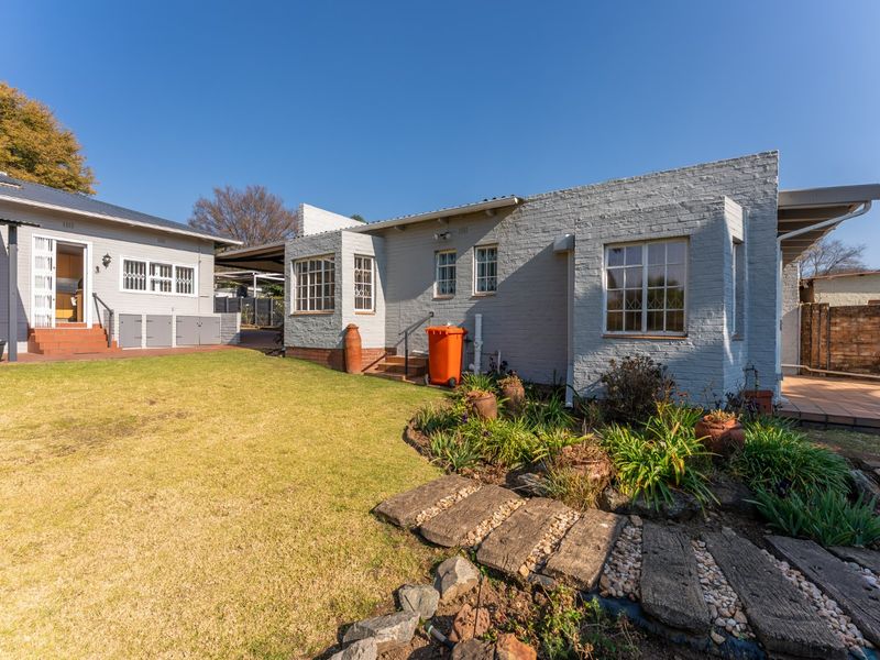 Exceptional Family Home with Separate Cottage on a Prime Corner Stand in Lakeside Village - Photo 6