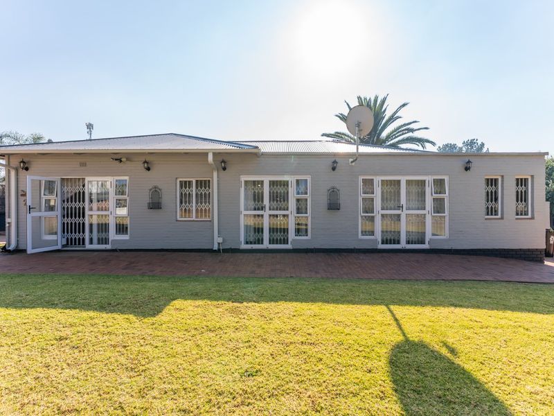 Exceptional Family Home with Separate Cottage on a Prime Corner Stand in Lakeside Village - Photo 2