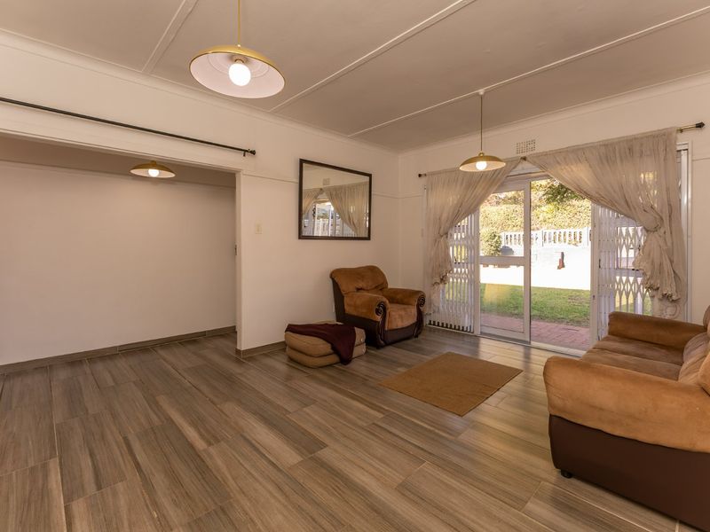 Exceptional Family Home with Separate Cottage on a Prime Corner Stand in Lakeside Village - Photo 7