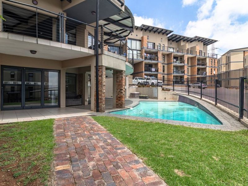 Charming 2 Bedroom Townhouse with Private Garden & Excellent Security! - Photo 1