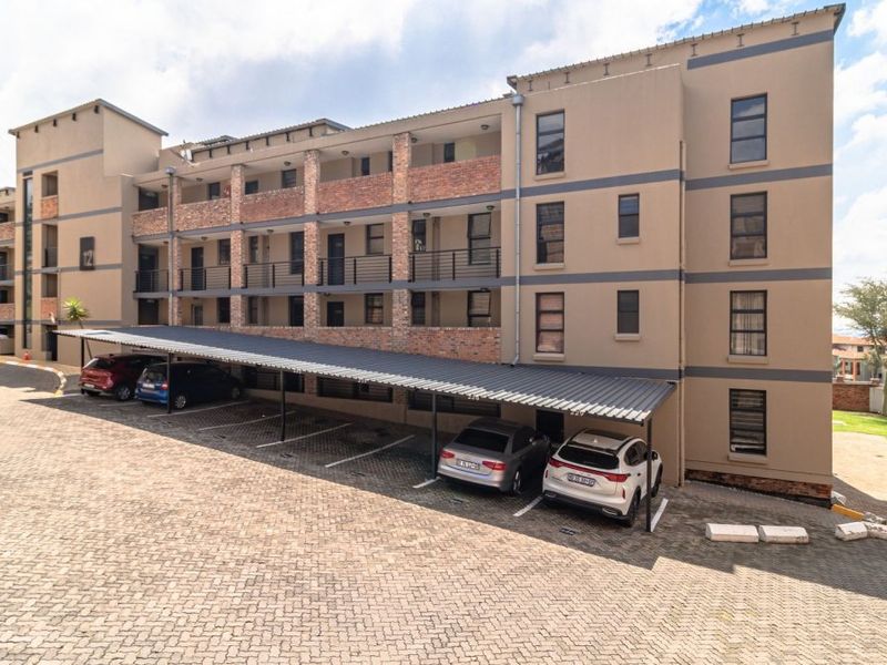 Charming 2 Bedroom Townhouse with Private Garden & Excellent Security! - Photo 8