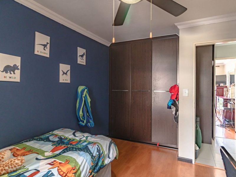 Charming 2 Bedroom Townhouse with Private Garden & Excellent Security! - Photo 6