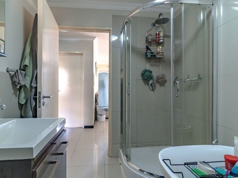 Charming 2 Bedroom Townhouse with Private Garden & Excellent Security! - Photo 7