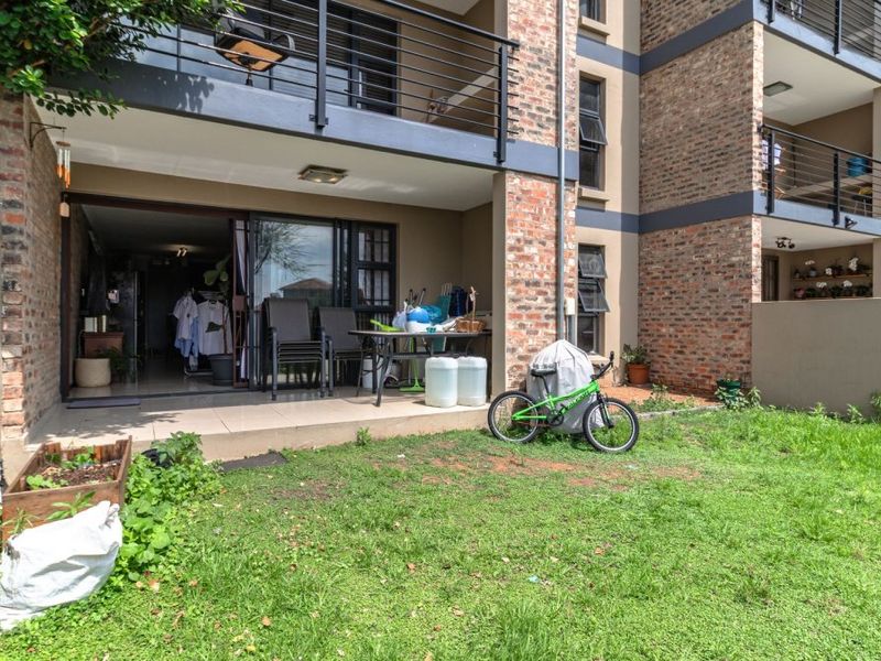 Charming 2 Bedroom Townhouse with Private Garden & Excellent Security! - Photo 2